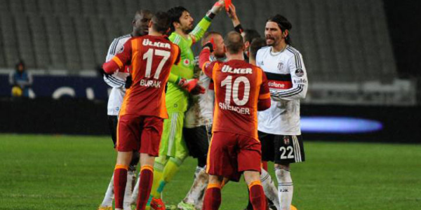 Derbide ortalık karıştı!