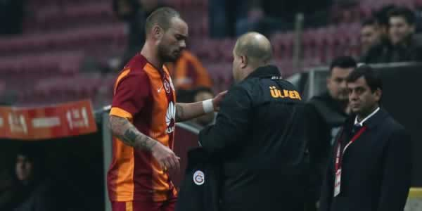 Oyundan alınan Sneijder'den şok tepki!