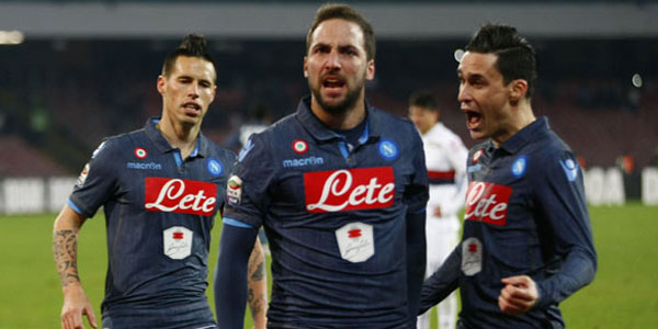 Higuain Napoli'yi sırtladı