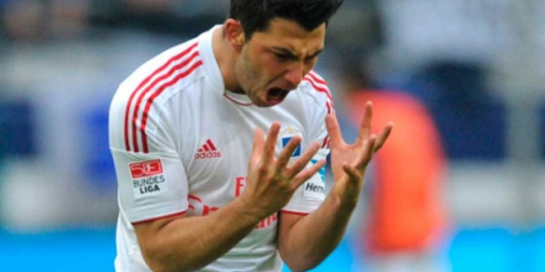 Tolgay duvarı yumrukladı