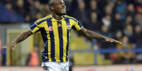 Emenike onun ayağını öpmeye kalktı!