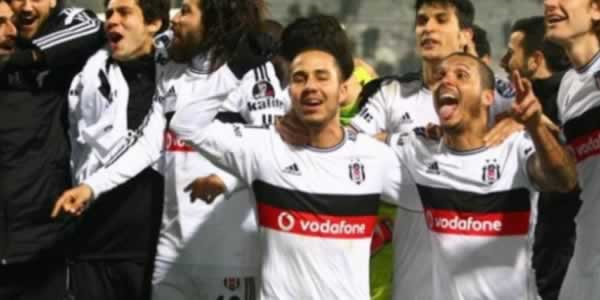 Beşiktaş, şarkılı türkülü kutladı!