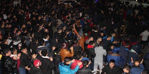 Ücretsiz forma için birbirlerini ezdiler