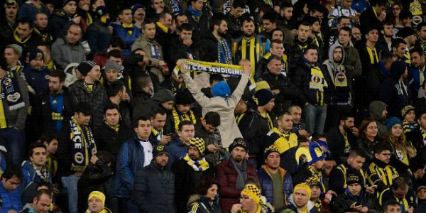 Kadıköy'de tribünler karıştı!