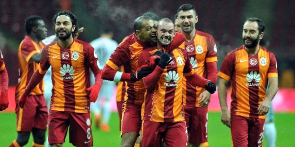 Melo, Sneijder’i ısırdı!