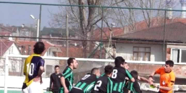 Kırmızı kart gördü, hakemi dövdü