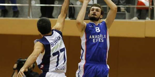 Anadolu Efes zirveye oturdu
