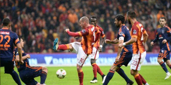 Aslan evinde yara aldı!