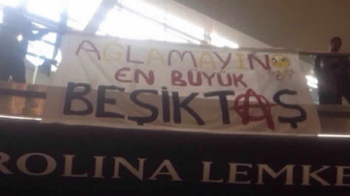 G.Saray kafilesini İsrail'de şaşırtan pankart! 