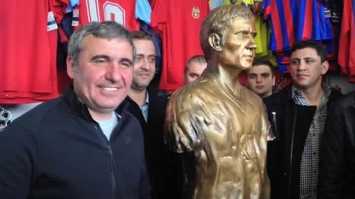 Hagi'nin heykelini yaptılar!