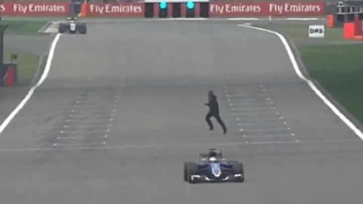 Formula 1'de skandal! Seyirci piste girdi!