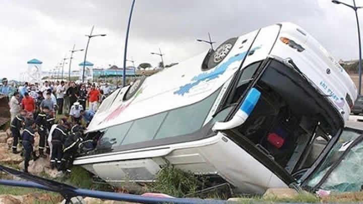 Facia gibi kaza! Takım otobüsü devrildi