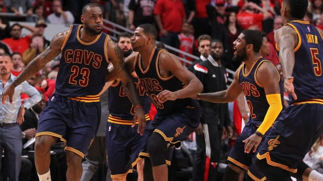 LeBron'dan son saniyede hayat öpücüğü!