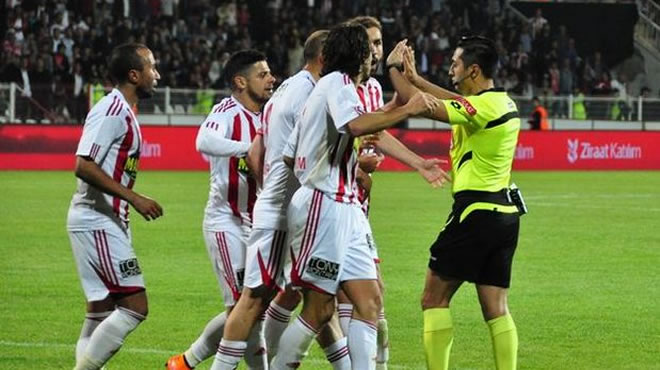 'Hakem net bir şekilde Sivas'ın hakkını yedi!'