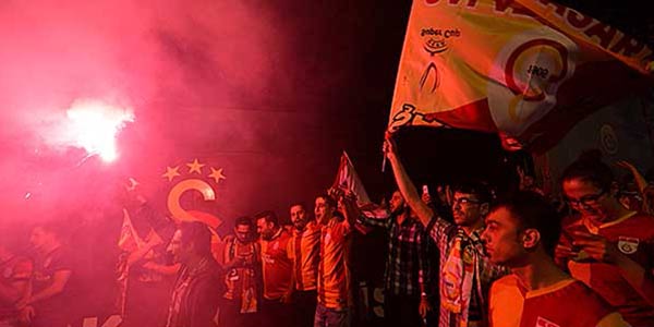 G.Saray taraftarı sokaklara döküldü