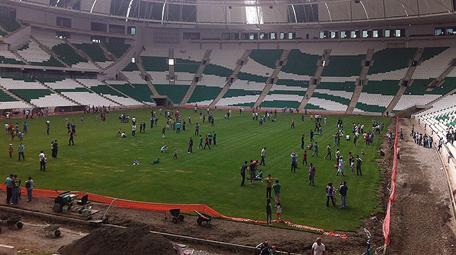 Timsah Arena ziyarete açıldı! Gelenler çimleri ezdi!