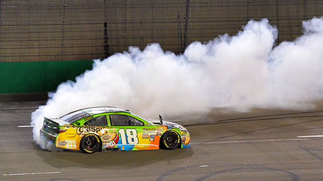 Busch, Kentucky'nin tozunu attı!