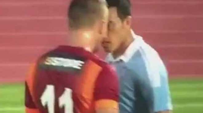 Podolski'ye yumruk salladı, hakeme vurdu!