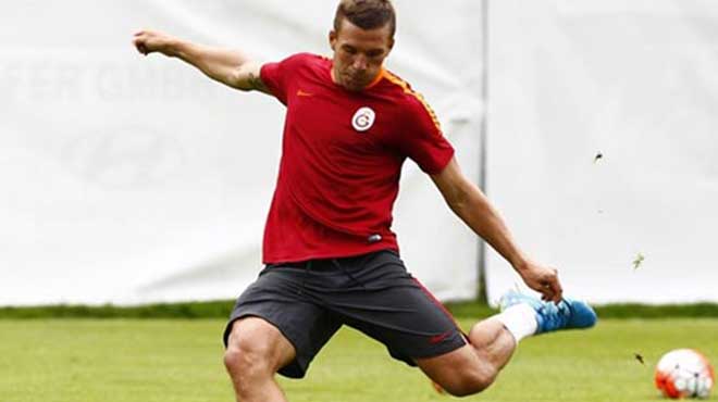Podolski'nin şutu kaleciyi yaraladı!
