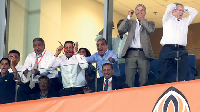 Aziz Yıldırım'ı çıldırtan pozisyon!