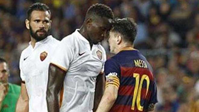 Messi rakibine kafa attı