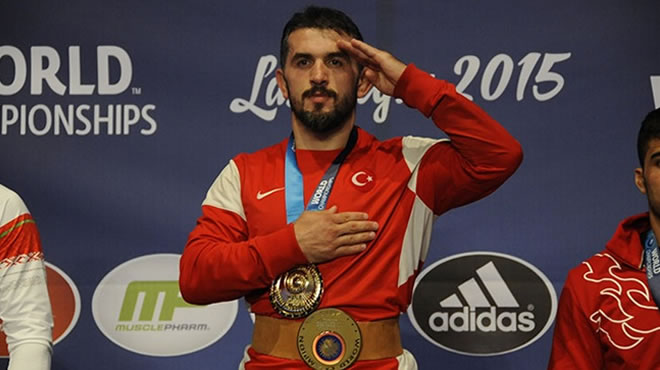 Selçuk Çebi 80 kiloda dünya şampiyonu!