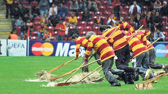 Maç öncesi şok! TT Arena'yı su bastı!