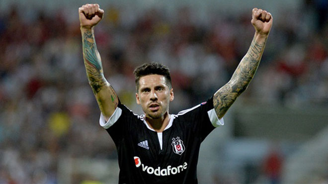 Beşiktaş'ta son moda Jose Sosa!