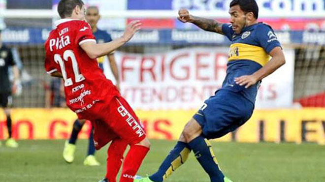 Carlos Tevez rakibinin bileğini kırdı!