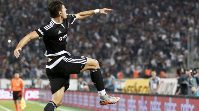Mario Gomez, Demba Ba'yı geride bıraktı!