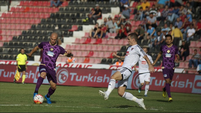 Müthiş maçta 3 gol 2 kırmızı kart!