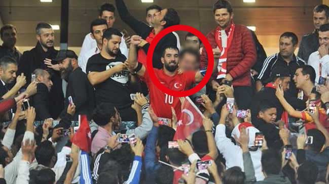 Arda Turan milli zaferi onunla kutladı!