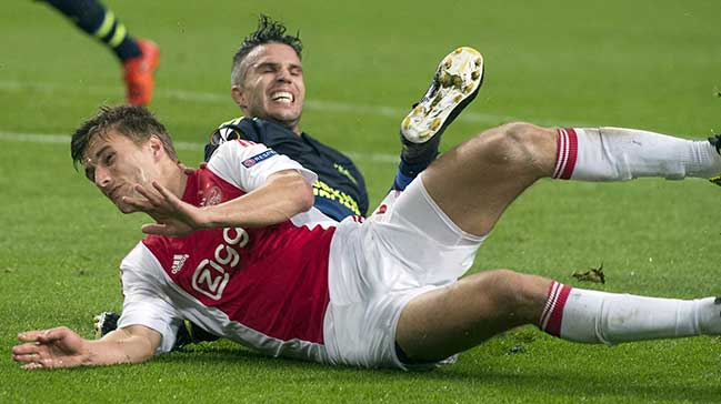 Van Persie'den protestolara yanıt!