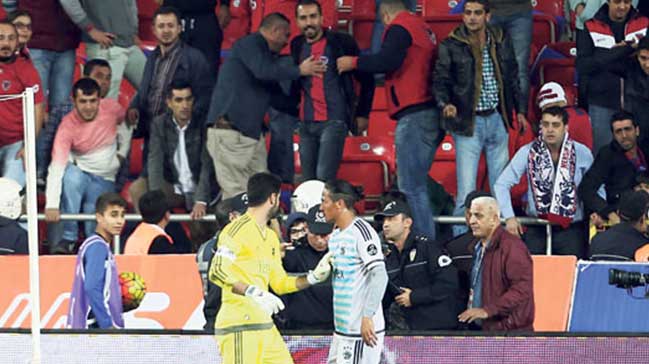 Volkan Demirel'e küfreden taraftarlara ceza