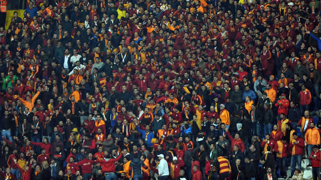Tribünlerde 'Özbek istifa' sesleri!