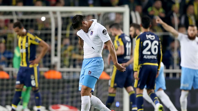 Genç futbolcu gözyaşlarını tutamadı!