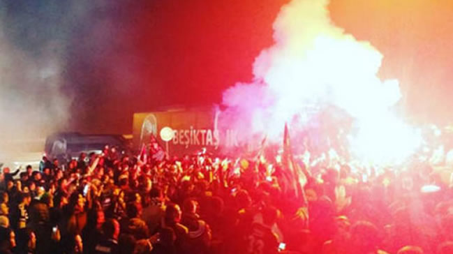 Derbi zaferi küsleri barıştırdı!