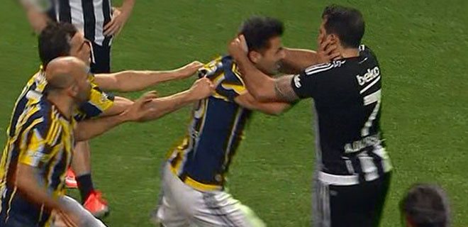 Maçta büyük kavga! Yıldızlar yumruk yumruğa!