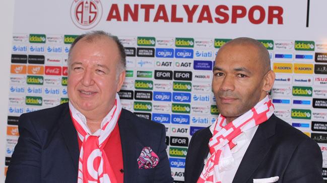 Antalyaspor Morais'le imzaladı