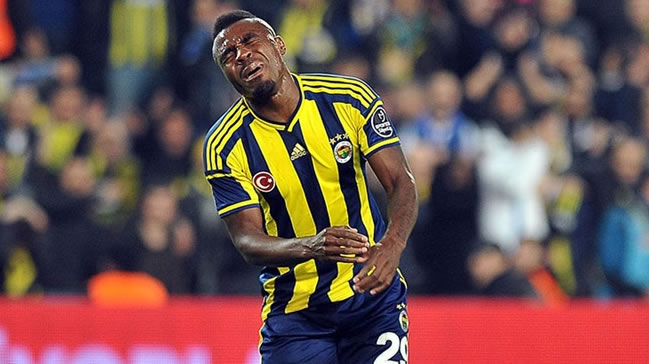 Emenike futbolu bırakmış!