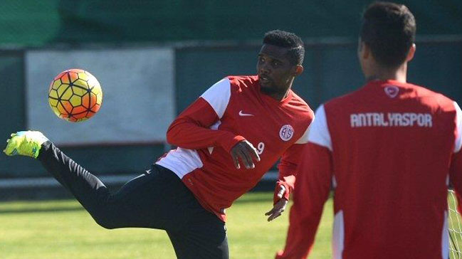 Protesto için geldiler, Eto'o'yu görünce...