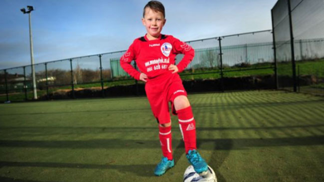 Devler minik Lewis’in peşinde