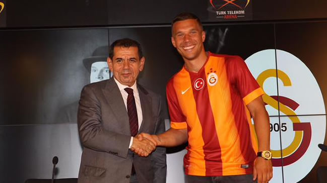 Podolski gidiyor mu? Açıkladı!