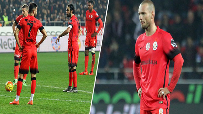 Sneijder sinirlendi ve çıktı!