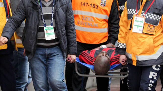 Süper Lig maçında şok! Hastaneye kaldırıldı...