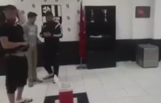 Muzip futbolculardan unutulmaz şaka!