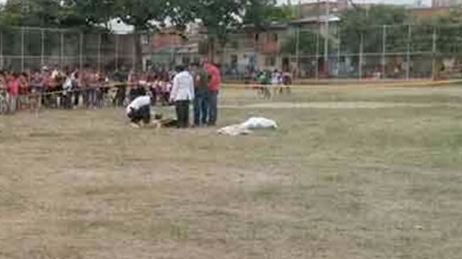 Kendisine kırmızı kart gösteren hakemi öldürdü