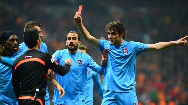 Arena'da olay hareket! Kırmızı kart... 