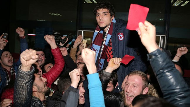 Salih Dursun Trabzon'da omuzlara alında