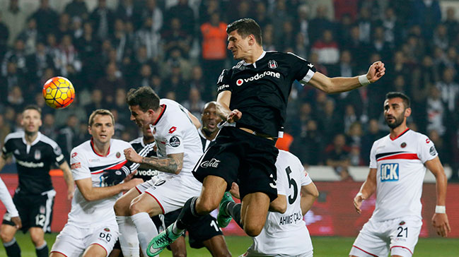 Beşiktaş 'Gomez' ile liderliğe uçtu!